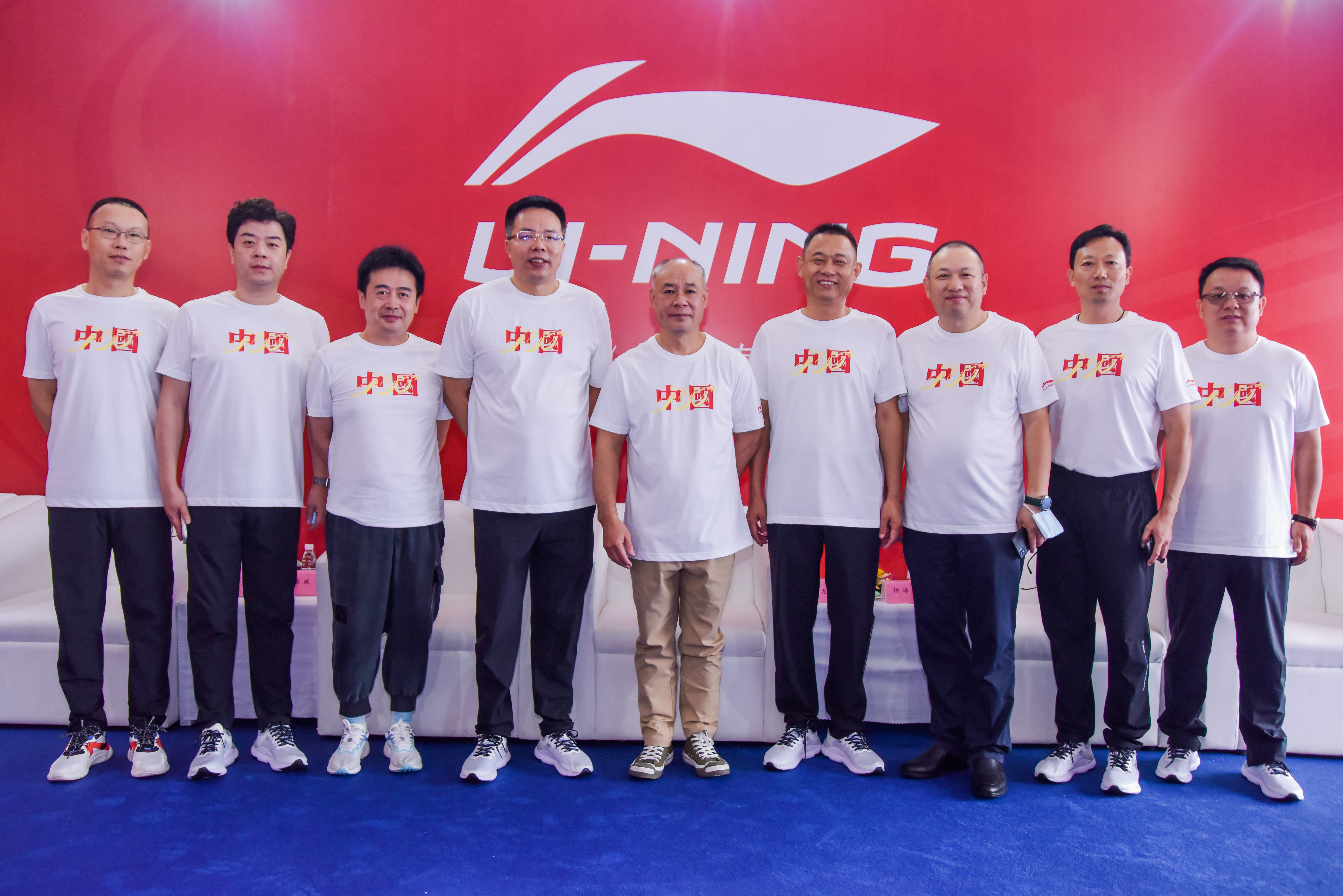 9自信董和李宁交流.jpg