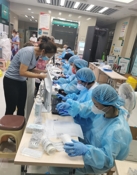 中建三局二公司医务人员倾心助力武汉市全员核酸采样工作