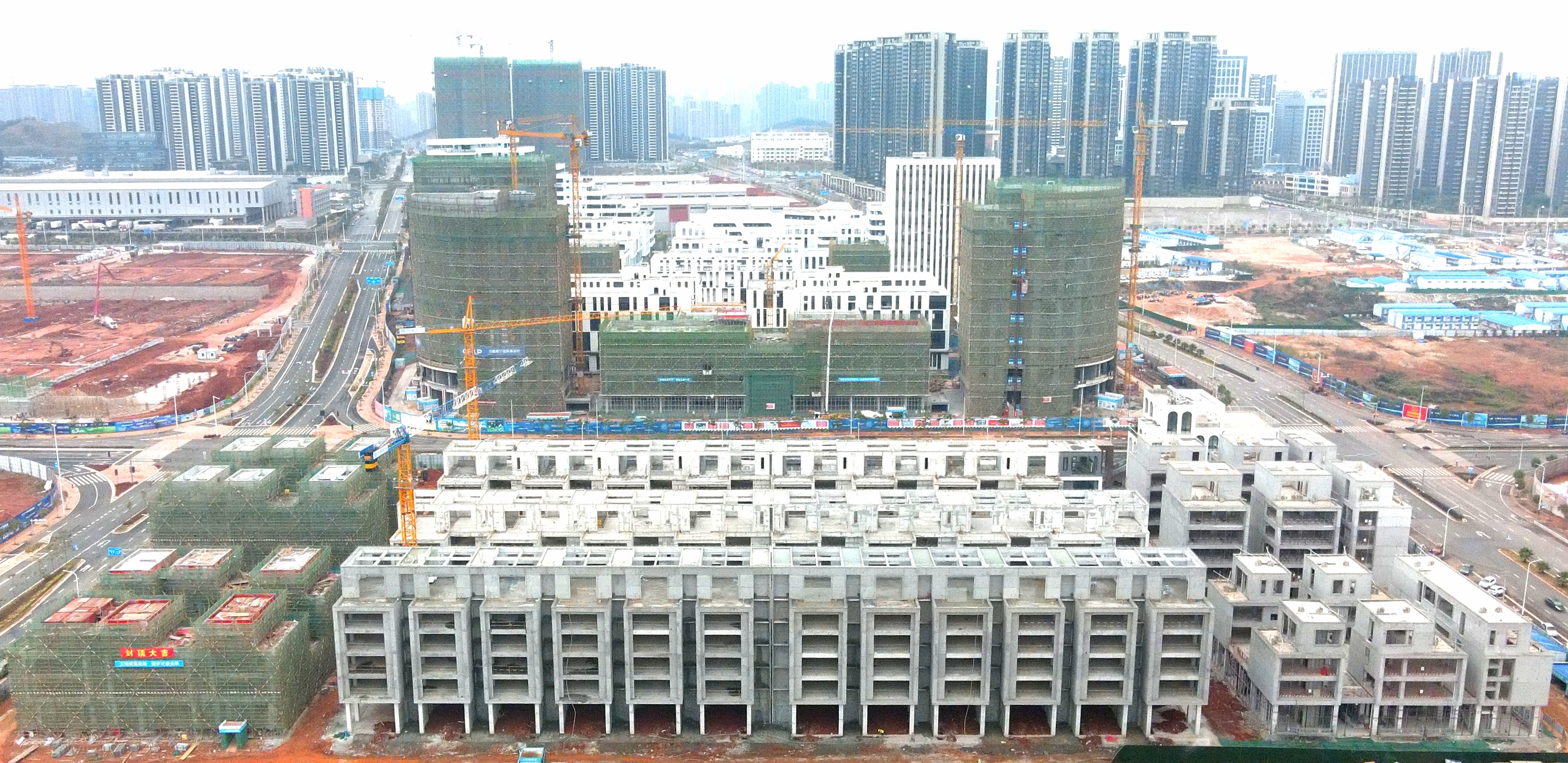 南宁项目封顶.jpg